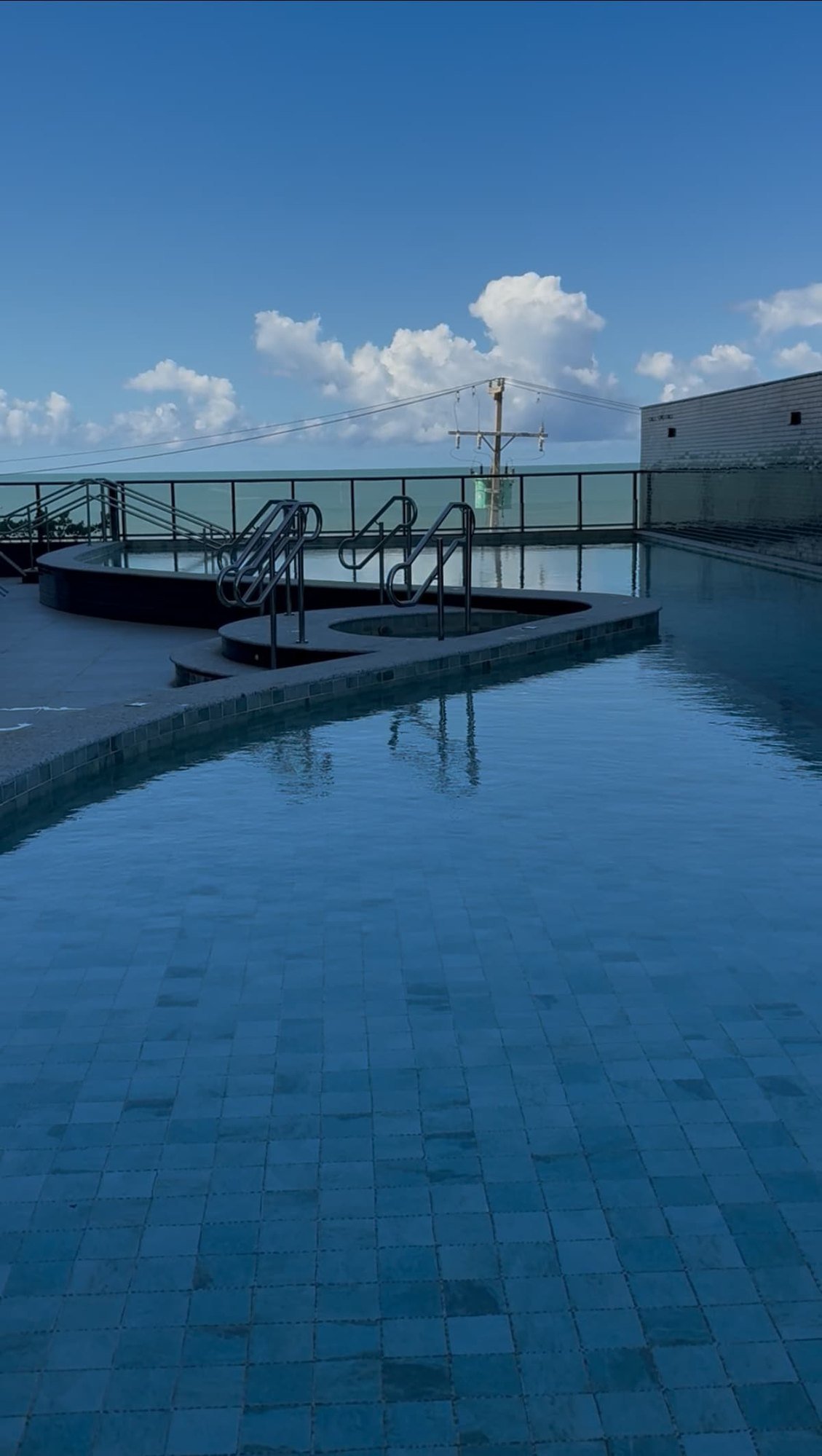 Piscina com vista para o mar